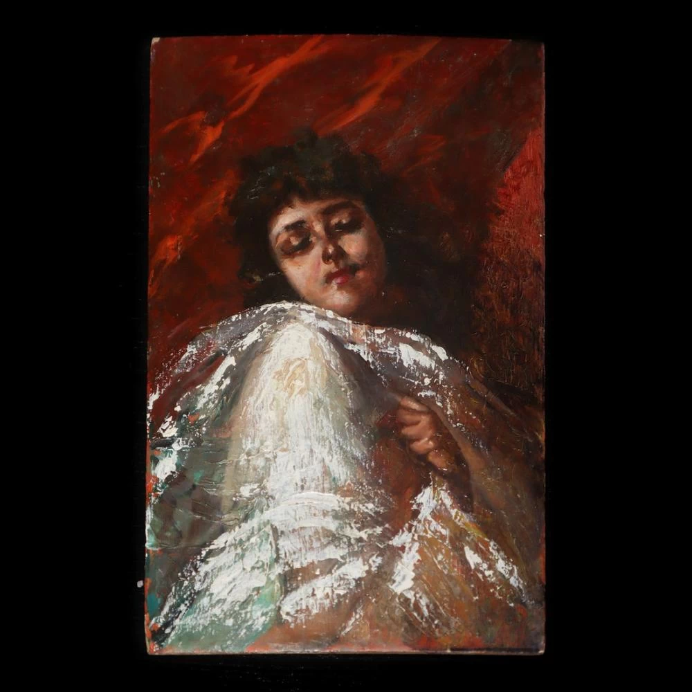 Giovane donna coperta di panno bianco